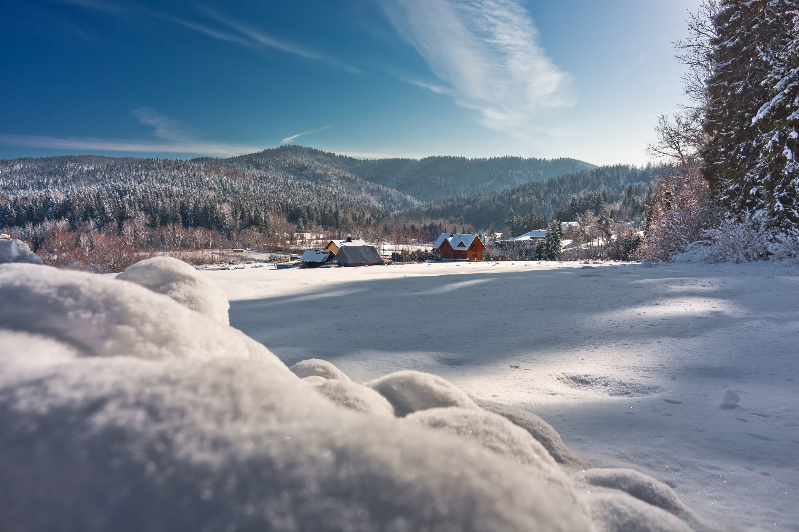 Piękny, słoneczny dzień w Tyliczu. Atrakcje turystyczne i naturalne walory zimowe. Narciarskie trasy biegowe